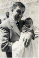 Jose Antonio Arana Martija con su primera hija, Maiteder Arana Bareño, nacida el 30.4.1962